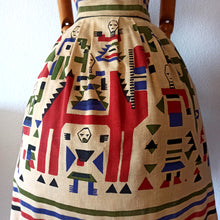Laden Sie das Bild in den Galerie-Viewer, 1970s Does 1950s - Fabulous Novelty Print Dress - W28 (71cm)