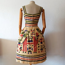 Laden Sie das Bild in den Galerie-Viewer, 1970s Does 1950s - Fabulous Novelty Print Dress - W28 (71cm)