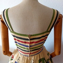 Laden Sie das Bild in den Galerie-Viewer, 1970s Does 1950s - Fabulous Novelty Print Dress - W28 (71cm)