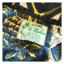 Laden Sie das Bild in den Galerie-Viewer, 1960s - UI-MAIKAI, HAWAII - Amazing Hawaiian Tiki Shirt - Sz. XL/XXL