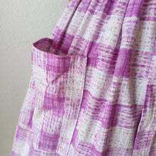 Charger l'image dans la galerie, 1950s 1960s - Gorgeous Purple Print Pockets Dress - W31 (78.5cm)