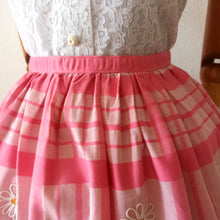 Charger l'image dans la galerie, 1950s 1960s - Adorable Embroidered Daisies Cotton Skirt - W25 (64cm)