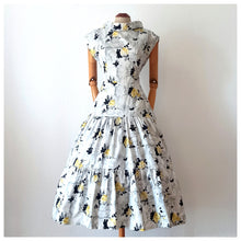 Charger l'image dans la galerie, 1950s - Stunning Printed Cotton Dress - W30 (76cm)