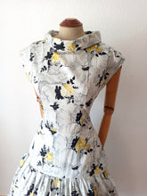 Charger l'image dans la galerie, 1950s - Stunning Printed Cotton Dress - W30 (76cm)