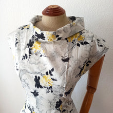 Charger l'image dans la galerie, 1950s - Stunning Printed Cotton Dress - W30 (76cm)