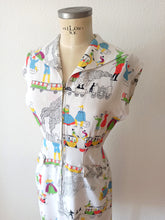 Cargar imagen en el visor de la galería, 1940s - Fabulous French Train Novelty Front Zipper Dress - W29 (74cm)