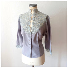 Cargar imagen en el visor de la galería, 1940s 1950s - Exquisite Elegant Lilac Lace Blouse - W38 (96cm)