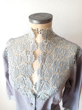 Cargar imagen en el visor de la galería, 1940s 1950s - Exquisite Elegant Lilac Lace Blouse - W38 (96cm)