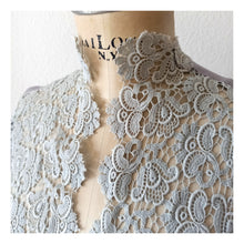 Cargar imagen en el visor de la galería, 1940s 1950s - Exquisite Elegant Lilac Lace Blouse - W38 (96cm)