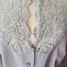Cargar imagen en el visor de la galería, 1940s 1950s - Exquisite Elegant Lilac Lace Blouse - W38 (96cm)