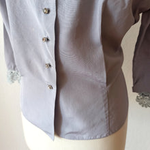 Cargar imagen en el visor de la galería, 1940s 1950s - Exquisite Elegant Lilac Lace Blouse - W38 (96cm)