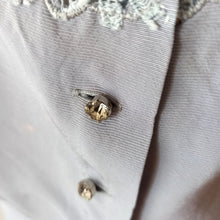 Cargar imagen en el visor de la galería, 1940s 1950s - Exquisite Elegant Lilac Lace Blouse - W38 (96cm)