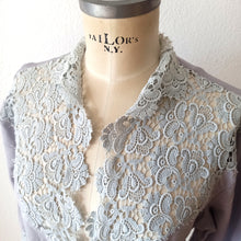 Cargar imagen en el visor de la galería, 1940s 1950s - Exquisite Elegant Lilac Lace Blouse - W38 (96cm)