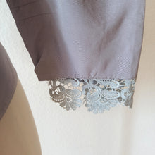 Cargar imagen en el visor de la galería, 1940s 1950s - Exquisite Elegant Lilac Lace Blouse - W38 (96cm)