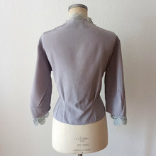Cargar imagen en el visor de la galería, 1940s 1950s - Exquisite Elegant Lilac Lace Blouse - W38 (96cm)