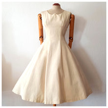 Carica l'immagine nel visualizzatore di Gallery, 1950s - Elegant Beige Textured Cotton Dress - W25 (64cm)