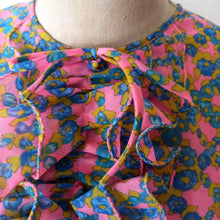 Load image into Gallery viewer, 1960s - CONFEZZIONI FARFALLA, Italy - Lovely Floral Top - W34 (86cm)