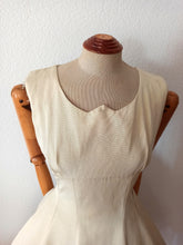 Carica l'immagine nel visualizzatore di Gallery, 1950s - Elegant Beige Textured Cotton Dress - W25 (64cm)