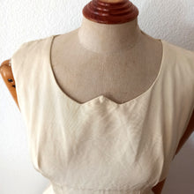 Carica l'immagine nel visualizzatore di Gallery, 1950s - Elegant Beige Textured Cotton Dress - W25 (64cm)