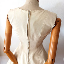 Carica l'immagine nel visualizzatore di Gallery, 1950s - Elegant Beige Textured Cotton Dress - W25 (64cm)