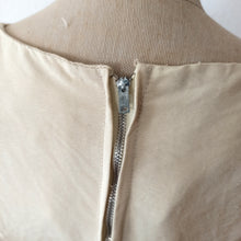 Carica l'immagine nel visualizzatore di Gallery, 1950s - Elegant Beige Textured Cotton Dress - W25 (64cm)