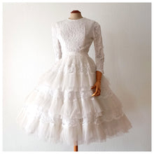 Charger l'image dans la galerie, 1950s 1960s - Exquisite Italian Lace Wedding Dress - W27 (68.5cm)