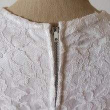 Charger l'image dans la galerie, 1950s 1960s - Exquisite Italian Lace Wedding Dress - W27 (68.5cm)