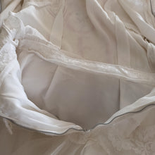 Charger l'image dans la galerie, 1950s 1960s - Exquisite Italian Lace Wedding Dress - W27 (68.5cm)