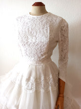 Charger l'image dans la galerie, 1950s 1960s - Exquisite Italian Lace Wedding Dress - W27 (68.5cm)