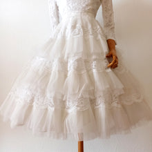 Charger l'image dans la galerie, 1950s 1960s - Exquisite Italian Lace Wedding Dress - W27 (68.5cm)