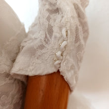 Charger l'image dans la galerie, 1950s 1960s - Exquisite Italian Lace Wedding Dress - W27 (68.5cm)