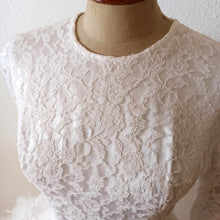 Charger l'image dans la galerie, 1950s 1960s - Exquisite Italian Lace Wedding Dress - W27 (68.5cm)
