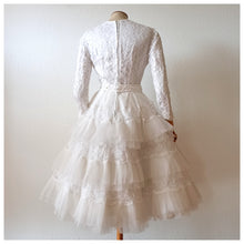 Charger l'image dans la galerie, 1950s 1960s - Exquisite Italian Lace Wedding Dress - W27 (68.5cm)