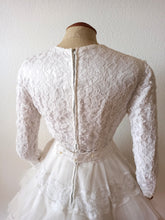 Charger l'image dans la galerie, 1950s 1960s - Exquisite Italian Lace Wedding Dress - W27 (68.5cm)