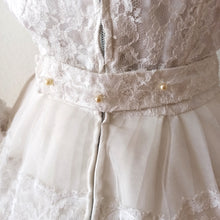 Charger l'image dans la galerie, 1950s 1960s - Exquisite Italian Lace Wedding Dress - W27 (68.5cm)