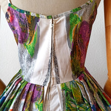 Charger l'image dans la galerie, 1950s - Italy - Outstanding Large Scale Floral Print Dress - W28 (70cm)