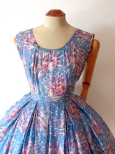 Charger l'image dans la galerie, 1950s - Stunning Pastel Colors Cold Rayon Dress - W28 (71cm)