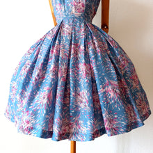 Charger l'image dans la galerie, 1950s - Stunning Pastel Colors Cold Rayon Dress - W28 (71cm)