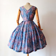 Charger l'image dans la galerie, 1950s - Stunning Pastel Colors Cold Rayon Dress - W28 (71cm)