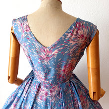 Charger l'image dans la galerie, 1950s - Stunning Pastel Colors Cold Rayon Dress - W28 (71cm)