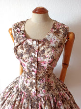 Cargar imagen en el visor de la galería, 1950s - Gorgeous Floral Satin Dress - W26 (66cm)