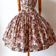 Cargar imagen en el visor de la galería, 1950s - Gorgeous Floral Satin Dress - W26 (66cm)