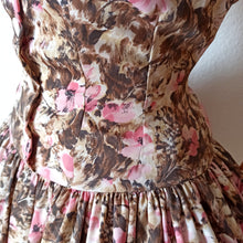 Cargar imagen en el visor de la galería, 1950s - Gorgeous Floral Satin Dress - W26 (66cm)