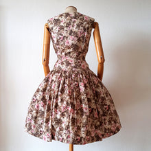 Cargar imagen en el visor de la galería, 1950s - Gorgeous Floral Satin Dress - W26 (66cm)