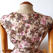 Cargar imagen en el visor de la galería, 1950s - Gorgeous Floral Satin Dress - W26 (66cm)