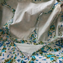 Charger l'image dans la galerie, 1950s - Exquisite French Couture Floral Cotton Dress - W26 (66cm)