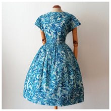 Charger l'image dans la galerie, 1950s - GALERIES LAFAYETTE, Paris - Stunning Abstract Roseprint Dress - W28 (72cm)