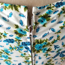 Charger l'image dans la galerie, 1950s - Exquisite French Couture Floral Cotton Dress - W26 (66cm)
