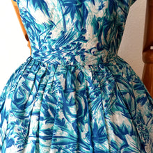 Charger l'image dans la galerie, 1950s - GALERIES LAFAYETTE, Paris - Stunning Abstract Roseprint Dress - W28 (72cm)