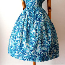 Charger l'image dans la galerie, 1950s - GALERIES LAFAYETTE, Paris - Stunning Abstract Roseprint Dress - W28 (72cm)